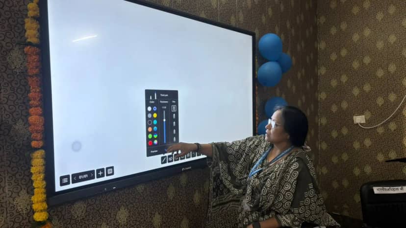 जबलपुर के फिशरी कॉलेज में स्मार्ट क्लास की पहल, सांसद निधि से लगाई गई स्मार्ट स्क्रीन