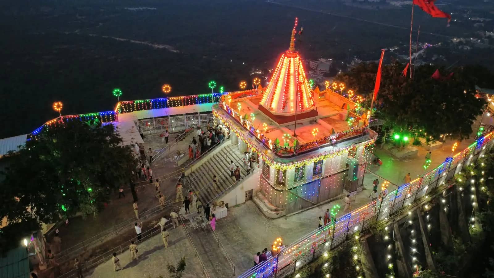 मैहर में मां शारदा के दरबार में उमड़े 1.40 लाख श्रद्धालु, दृष्टिबाधित भक्तों को मिली सुगम दर्शन की सुविधा