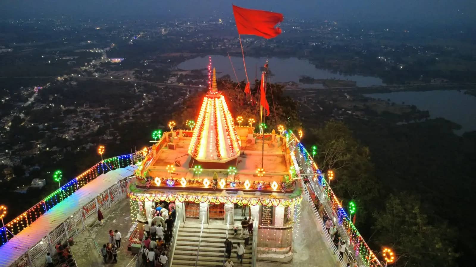मैहर में मां शारदा के दरबार में उमड़े 1.40 लाख श्रद्धालु, दृष्टिबाधित भक्तों को मिली सुगम दर्शन की सुविधा