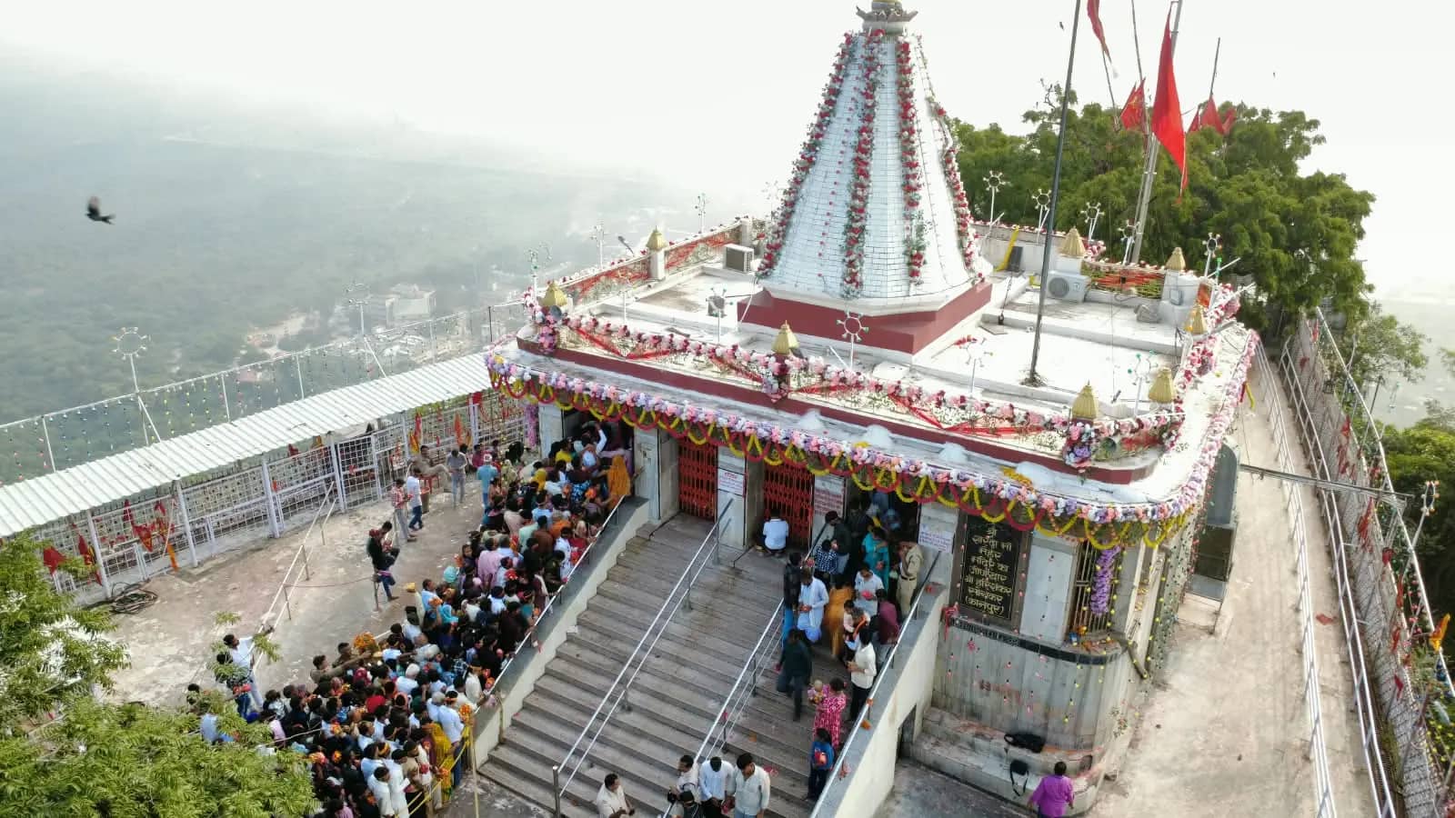 मैहर में मां शारदा के दरबार में उमड़े 1.40 लाख श्रद्धालु, दृष्टिबाधित भक्तों को मिली सुगम दर्शन की सुविधा