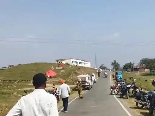 सीधी के खुटेली में स्कूल की जमीन पर रातों-रात तान दीं 30 झोपड़ियां, अफसरों ने हटवाए अवैध कब्जे