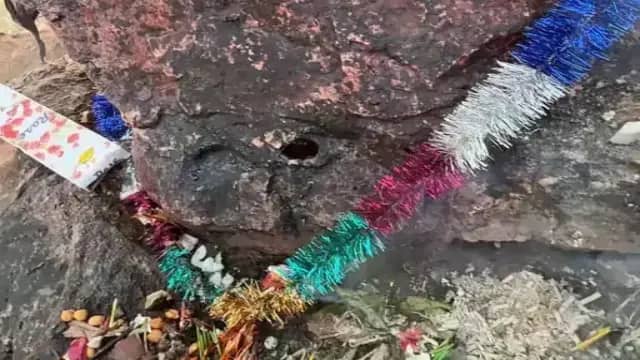 सीधी में चट्टान में देवी की आकृति दिखने के दावे के बाद उमड़े 5 हजार श्रद्धालु, 2 किमी लंबा जाम