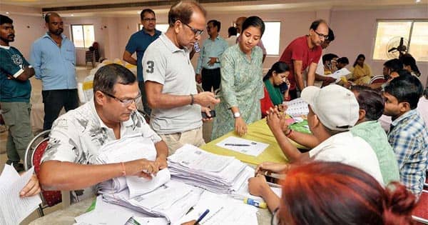 बिहार वोटर लिस्ट विवाद: कपिल सिब्बल बोले- एक हील क्षेत्र में 12 लोगों को मृत घोषित किया; SC ने चुनाव आयोग से कहा- सवालों के लिए रहें तैयार