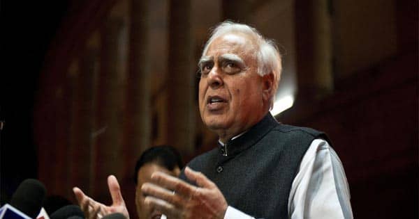 बिहार वोटर लिस्ट विवाद: कपिल सिब्बल बोले- एक हील क्षेत्र में 12 लोगों को मृत घोषित किया; SC ने चुनाव आयोग से कहा- सवालों के लिए रहें तैयार