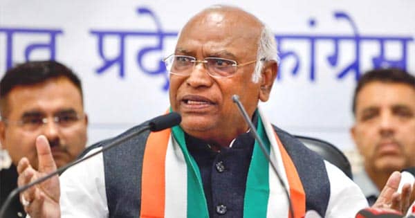 मतदाता सूची में गड़बड़ी और कथित वोट चोरी के आरोप को लेकर खड़गे का चुनाव आयोग पर हमला, कहा- चुनावी धांधलियों के खिलाफ आवाज उठाएं