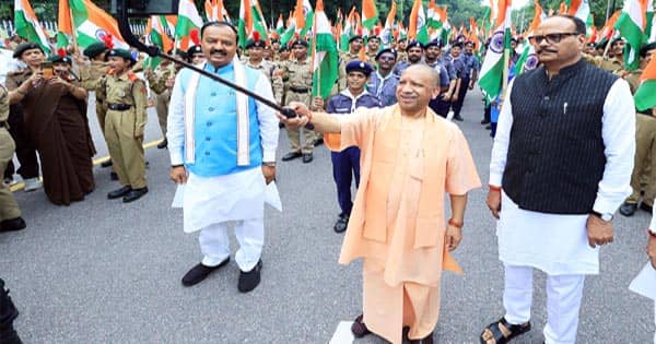 सीएम योगी ने की ‘हर घर तिरंगा’ अभियान की शुरुआत, बोले- हर घर पर लहराए तिरंगा, यह राष्ट्र गौरव तथा सैनिकों के सम्मान का प्रतीक