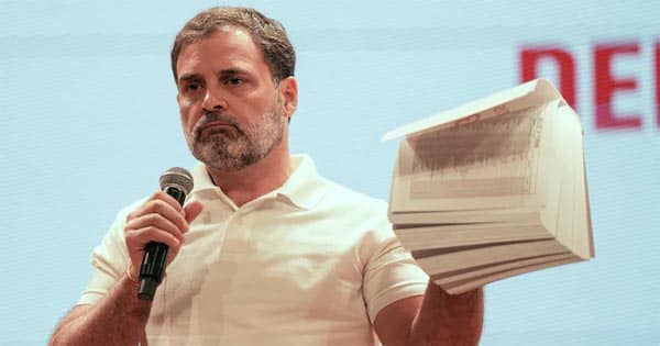 चुनाव आयोग पर विपक्ष का हमला तेज, CEC के खिलाफ पेश किया जा सकता है महाभियोग प्रस्ताव: रिपोर्ट