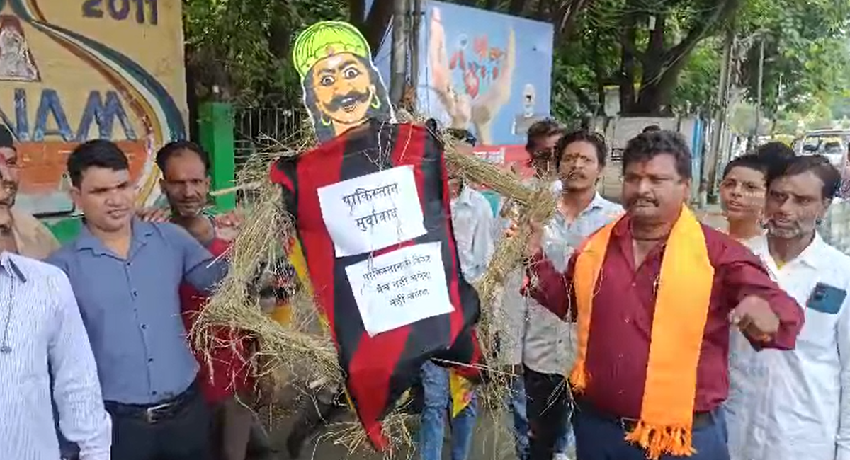 भारत-पाक मैच के विरोध में शिवसेना विरोध प्रदर्शन:- पुतला फूंका