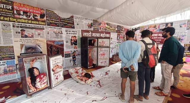 लव जिहादियों का कातिल आशियाना:- "दुर्गा पंडाल" पोस्टर लगाकर किया जा रहा जागरुक