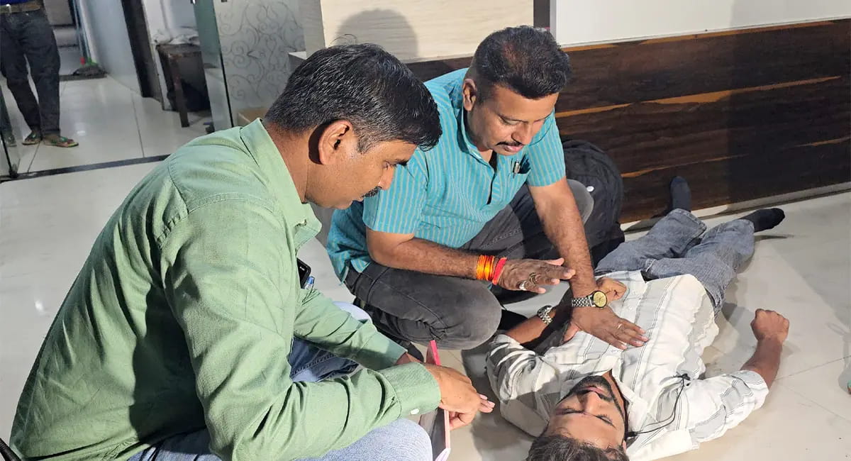 इंदौर पुलिस के अक़्लमंद जवान -एम्बुलेंस का करते इंतजार तो हो जाता इंतकाल,सीपीआर देकर दिया जीवन दान