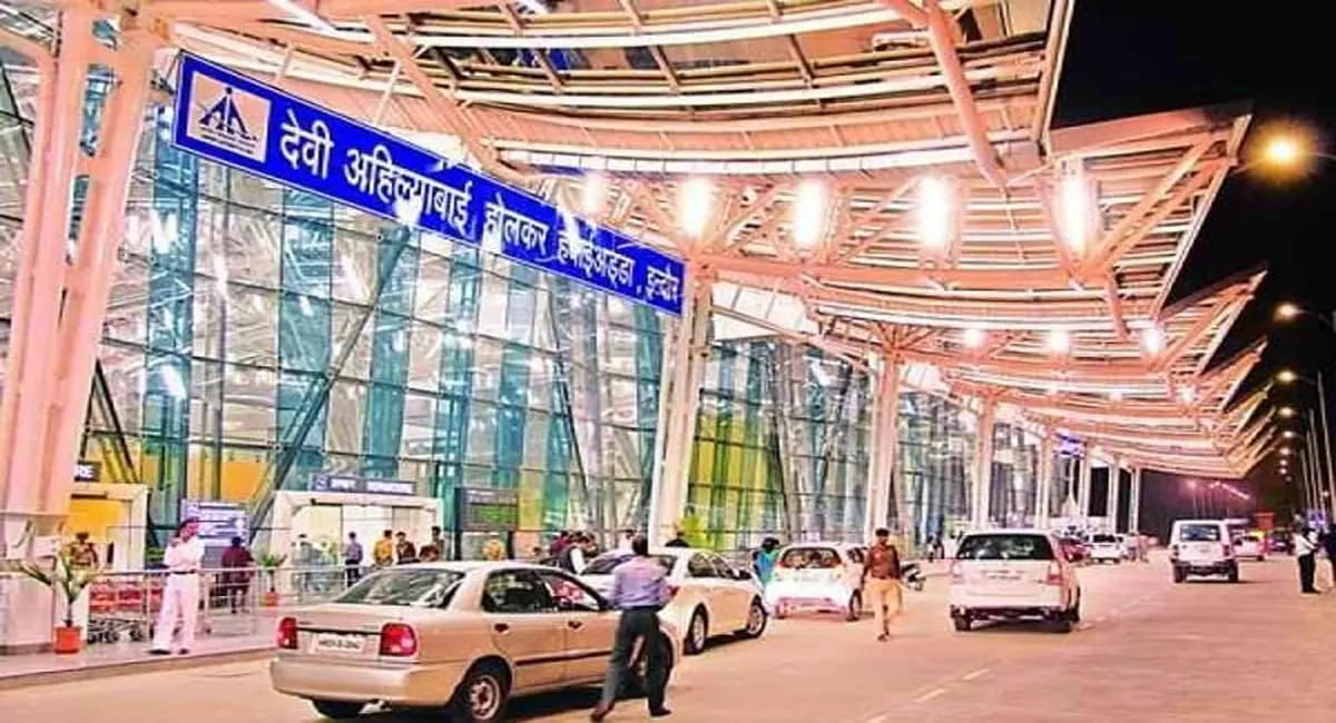 इंदौर एयरपोर्ट पर इंडिगो उड़ानें ठप, 18 उड़ानें रद्द होने के बाद यात्री पहले ही परेशान