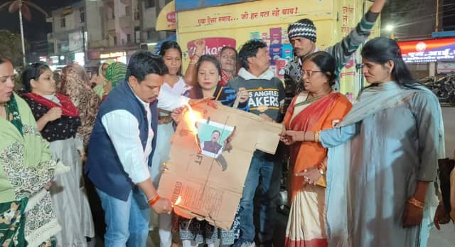 सड़कों पर प्रदर्शन, एमआईजी थाने पहुंचकर FIR की मांग