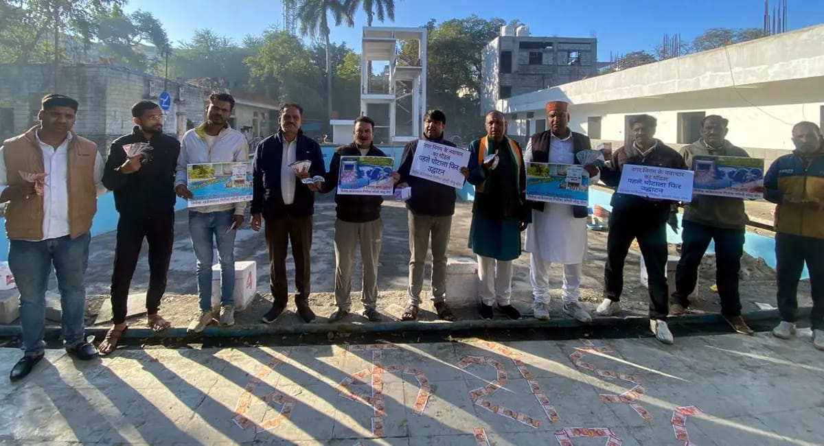 पूल में उतरकर “नोटों से स्नान”, कांग्रेस सेवादल का तंज भरा प्रदर्शन
