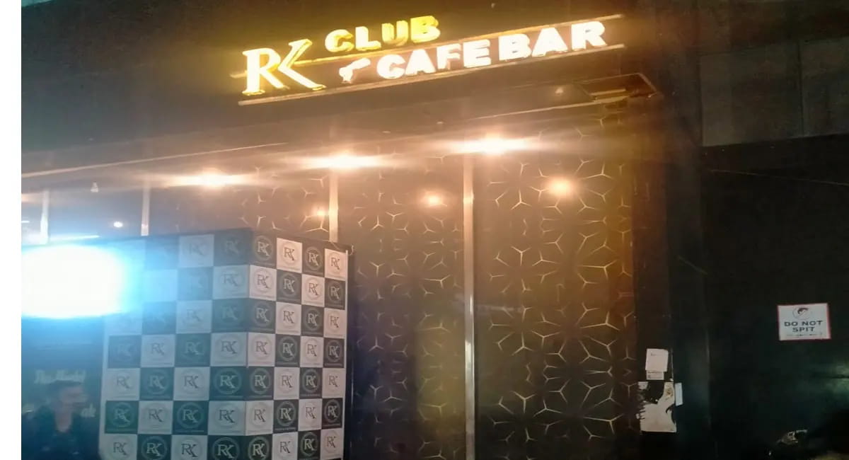 बाहर ताला… अंदर शराब पार्टी! विजयनगर के ‘RK क्लब’ पर देर रात छापा, संचालक-मैनेजर पर केस
