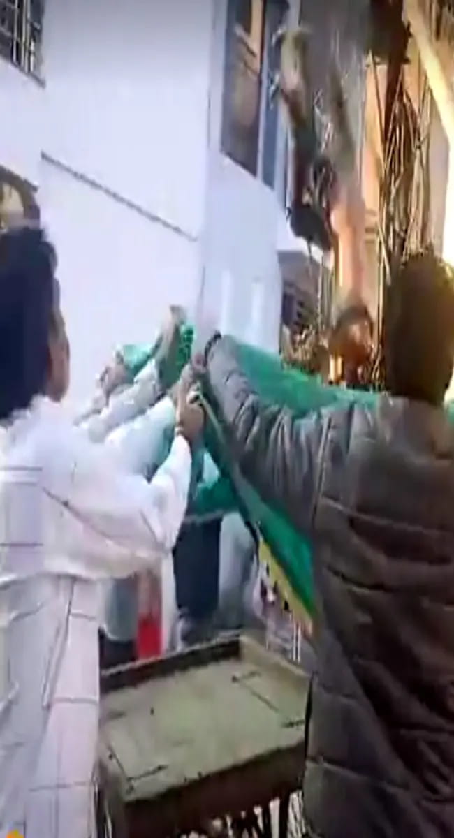 इंदौर में पतंग उतारने के दौरान हादसा, हाईटेंशन लाइन से चिपका 9 साल का बच्चा, मौत