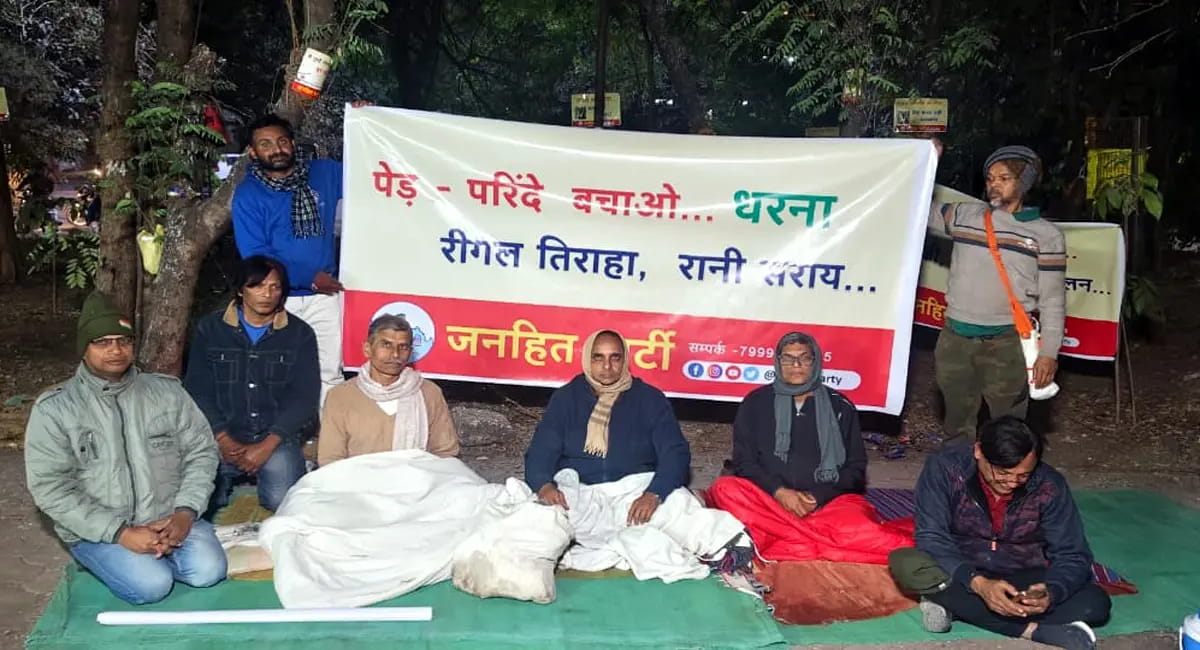 इंदौर रीगल पर अनशन : कड़ाके की ठंड में पेड़ों की रक्षा के लिए सड़कों पर उतरे पर्यावरण प्रेमी