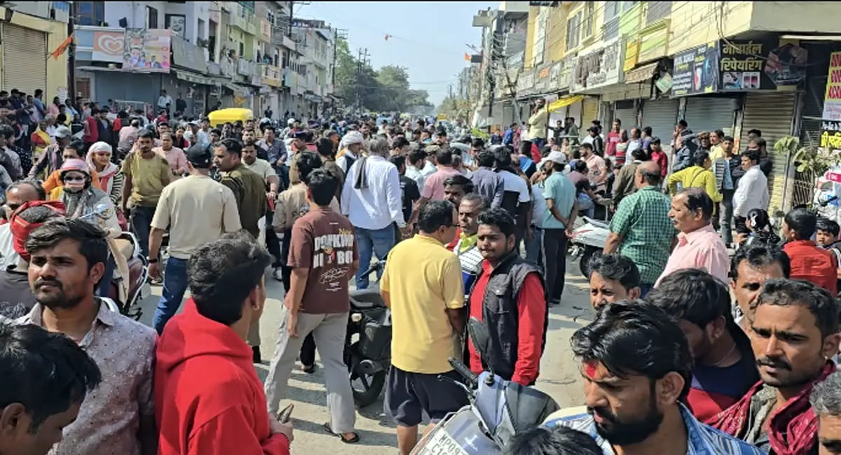 एरोड्रम में गुंडागर्दी को लेकर रहवासियों का फूटा गुस्सा 60 फीट रोड पर चक्काजाम