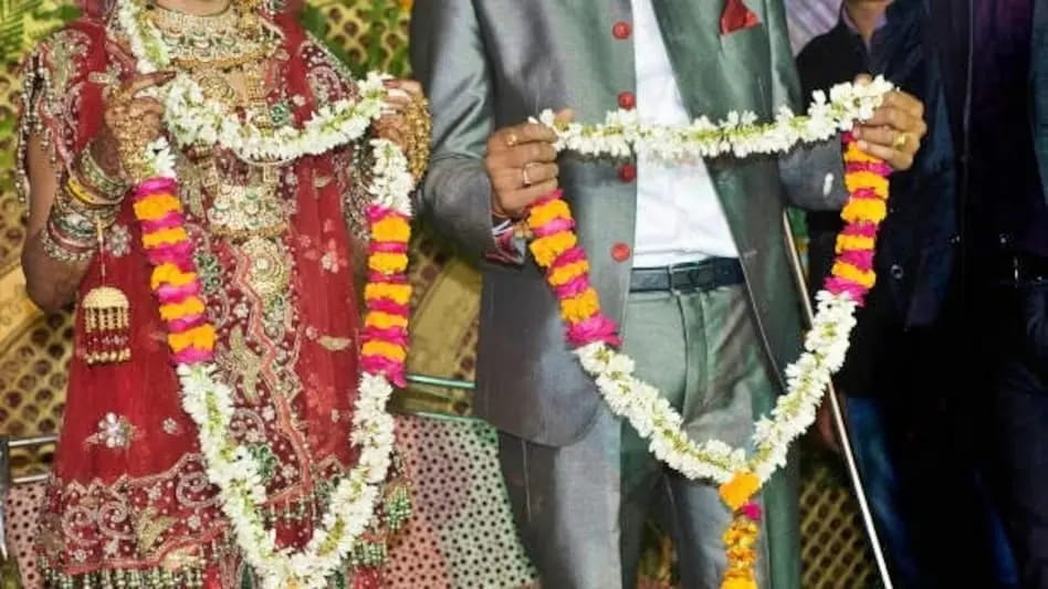 शादी से पहले पंडित नहीं, वकील की चौखट पर दूल्हे , क्या हैं बड़ी चिंताएं
