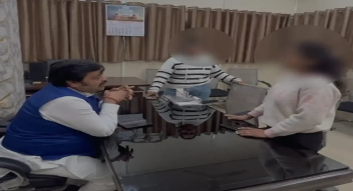 इंदौर नगर निगम शर्मसार: कर्मचारी ही महिला से आईडी के नाम पर वसूली रही थी रिश्वत