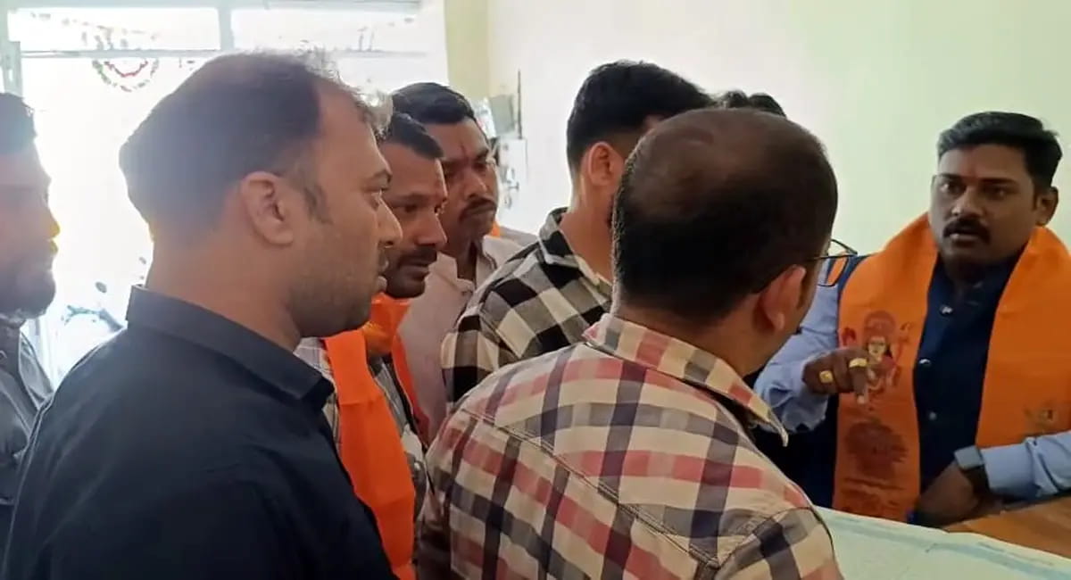 लव जिहाद का ठिकाना बना होटल! बजरंगियों का फूटा गुस्सा, पुलिस ने दबिश देकर एंट्री रजिस्टर किया जब्त