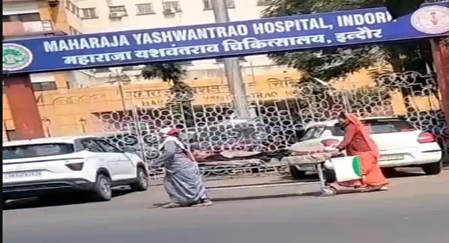 स्वच्छ शहर की स्वास्थ्य व्यवस्था पर सवाल : ट्रैफिक के बीच स्ट्रेचर धकेलते परिजन, सिस्टम हुआ बेनकाब