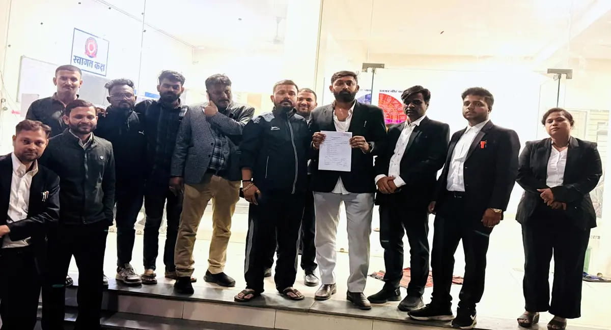 शराब के पैसे नहीं दिए तो वकील पर हमला — ईंट फेंककर किया घायल, जान से मारने की धमकी