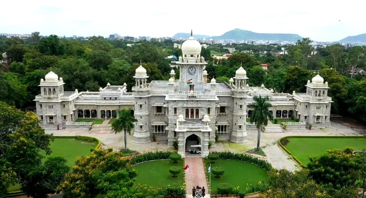 इंदौर में डेली कॉलेज और मॉल संचालक को ढाई करोड़ के नोटिस-5 साल से टैक्स बकाया