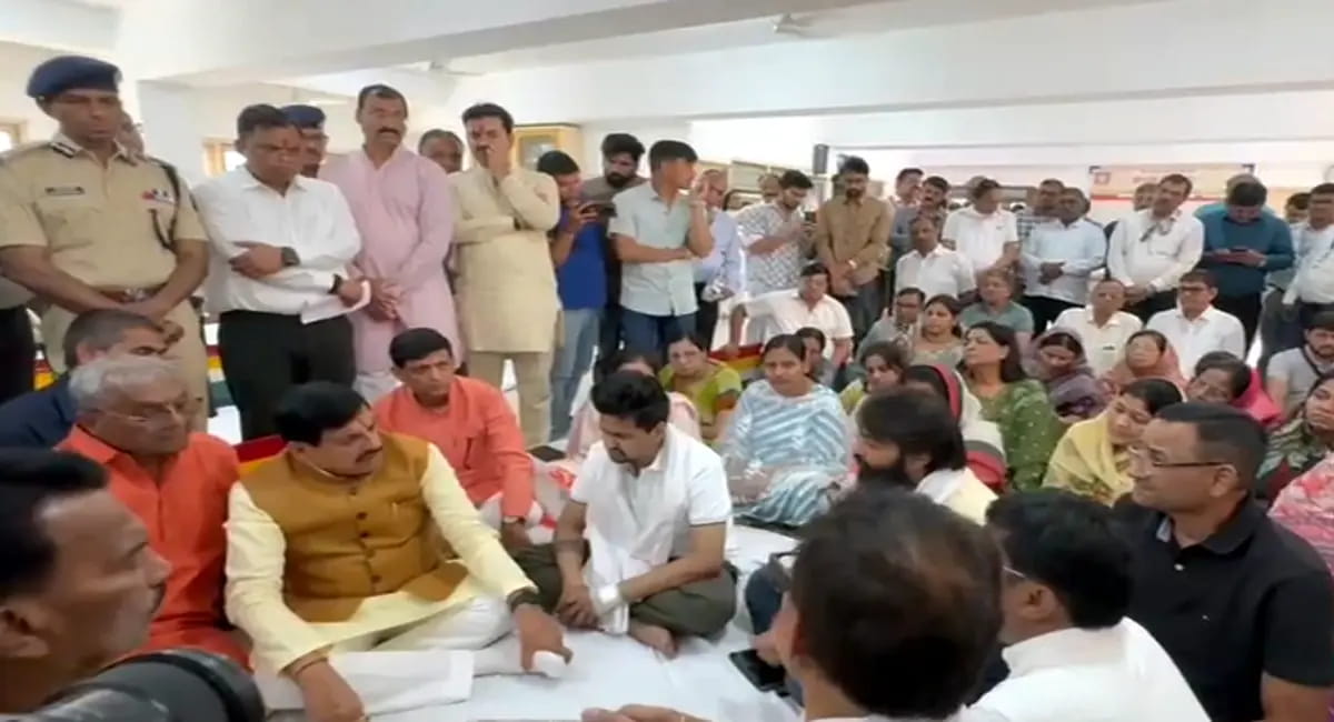 इंदौर अग्निकांड के बाद पीड़ित परिवार से मिलने पहुंचे सीएम डॉ. मोहन यादव