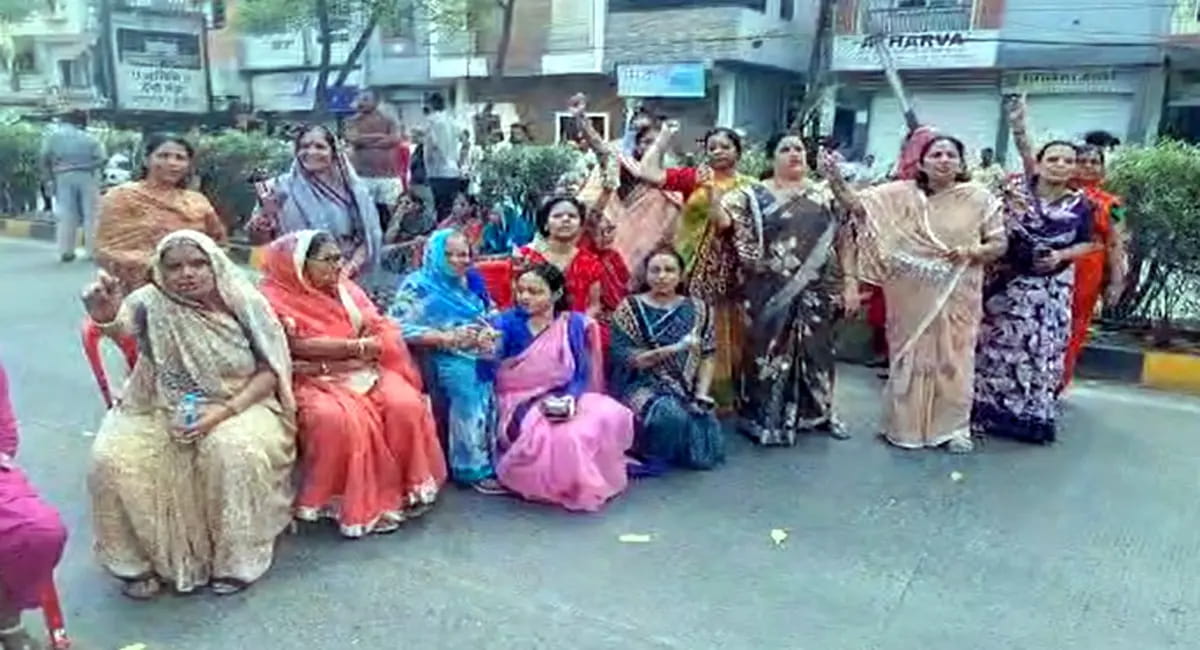 लगे नारे .. तन- मन करता कौन खराब – अंडा ,मछली और शराब