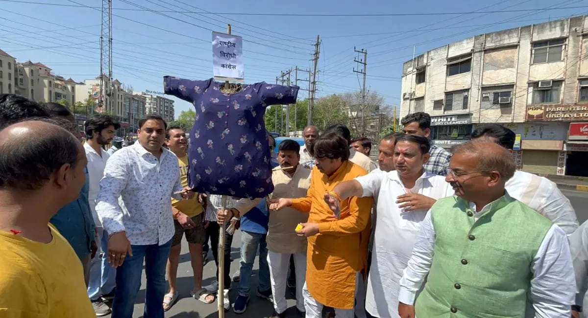नौलखा चौराहे पर कांग्रेस का पुतला दहन, BJP का प्रदर्शन