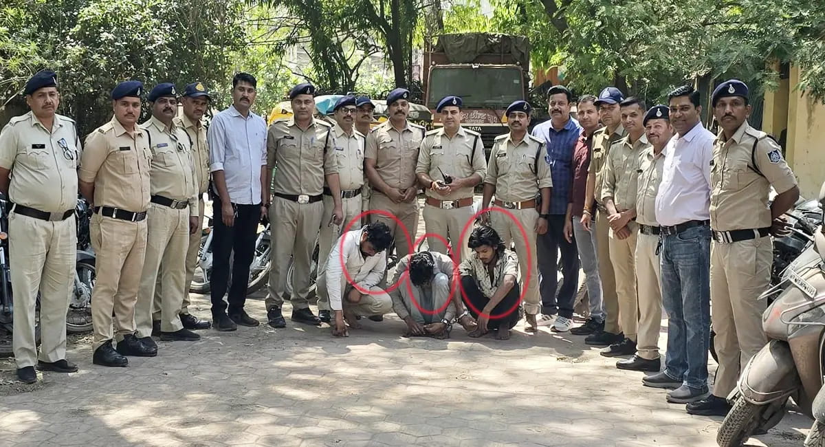 भीड़ का फायदा उठाकर उड़ाते थे गाड़ियां:तीन आरोपी गिरफ्तार, राजगढ़ ले जाकर बेचते थे वाहन