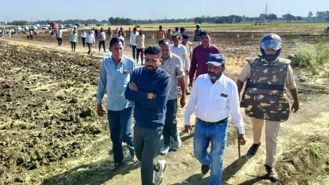 जमीन मार्किंग पर फूटा किसानों का गुस्सा, JCB के आगे लेटा किसान, मौके पर तनाव