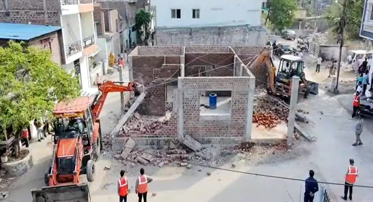 सीलिंग भूमि पर अवैध कब्जा हटाकर जमीन कराई कब्जामुक्त