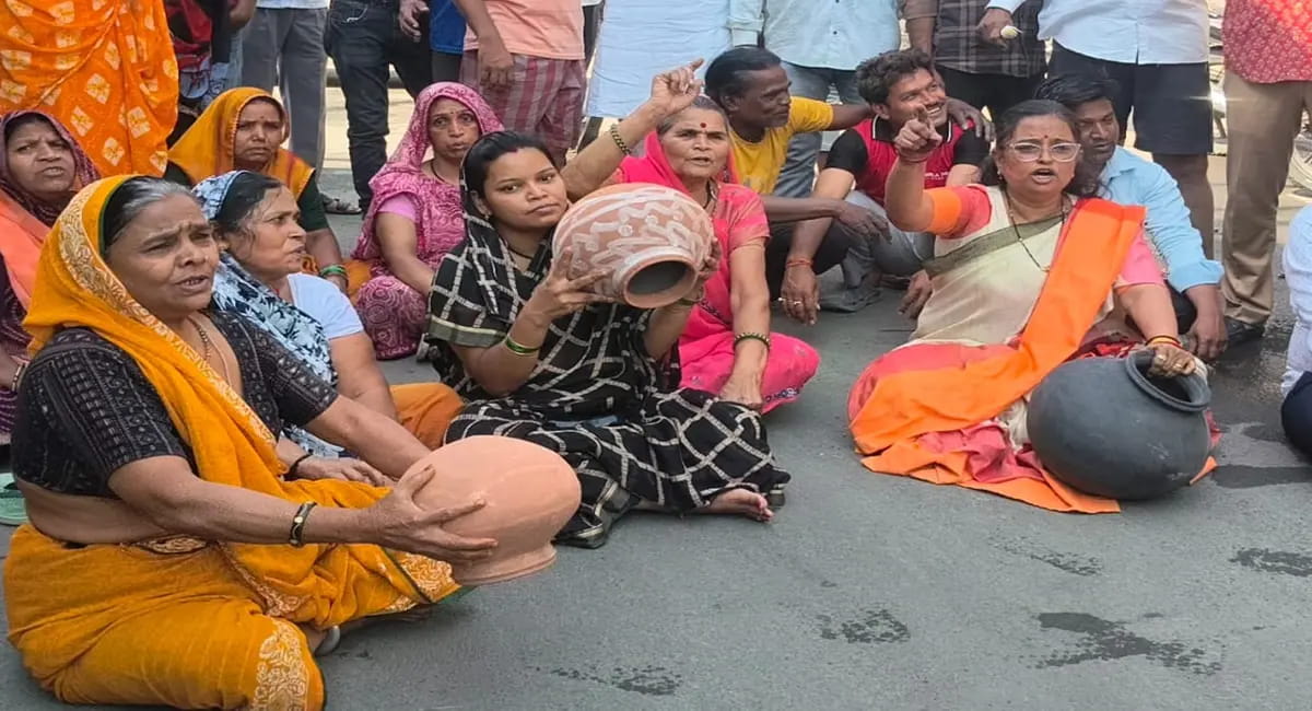 अवैध इंटरकनेक्शन पर भड़के लोग-DMA-2 का पानी डायवर्ट करने का आरोप, रहवासियों का सड़क पर प्रदर्शन
