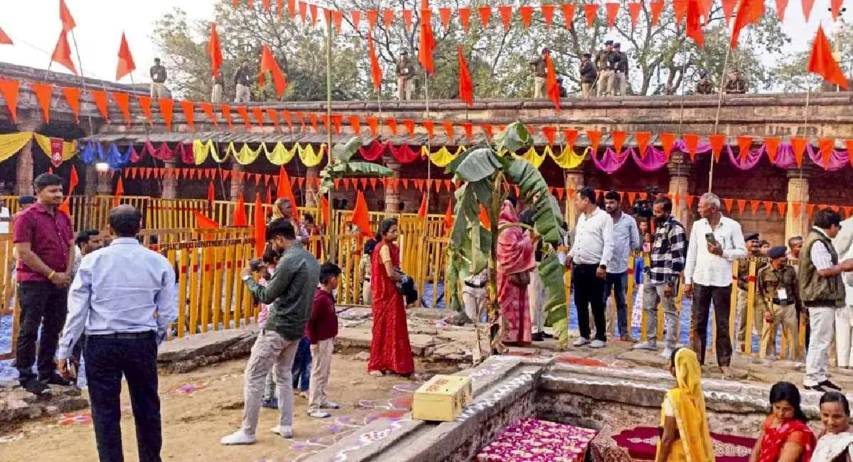 “परिसर के नीचे दबी है हनुमान प्रतिमा”