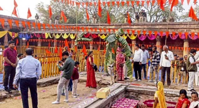 “परिसर के नीचे दबी है हनुमान प्रतिमा”