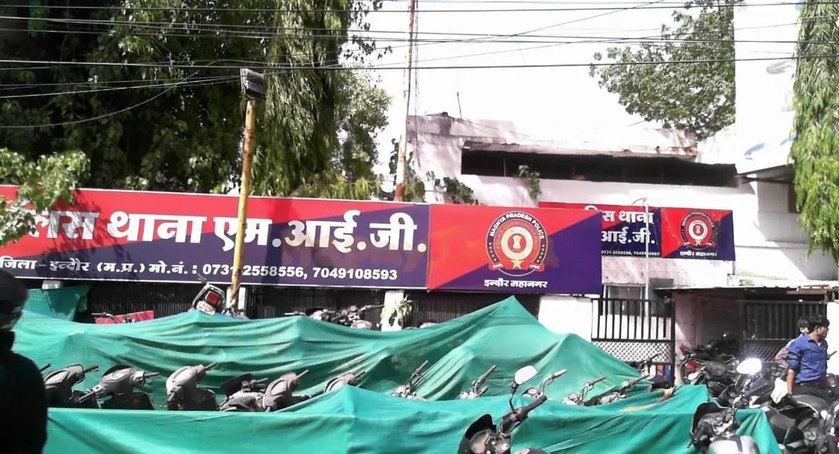 तीन युवतियों ने ब्लेड और बोतल से किया हमला