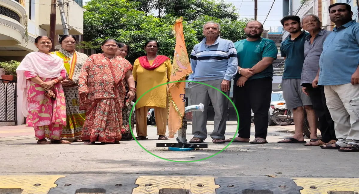तस्वीर वायरल; पार्षद बोले- मजबूरी थी, कांग्रेस ने उठाए सवाल