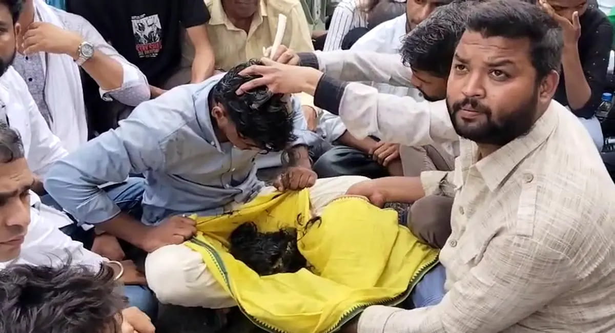 कलेक्टर कार्यालय के बाहर किया उग्र प्रदर्शन
