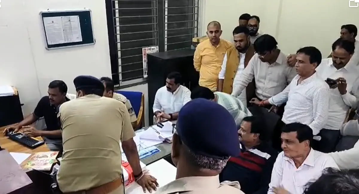 कांग्रेस अध्यक्ष चिंटू चौकसे से साढ़े पांच घंटे पूछताछ, थाने के बाहर जुटे कार्यकर्ता