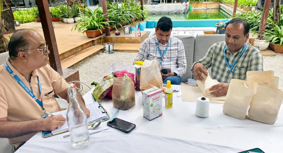 वेज -नॉनवेज सामान एक ही डीप फ्रीजर में रखा,पिस्ता-मिर्च और सौंफ में मिले कीड़े,लाइसेंस निलंबित
