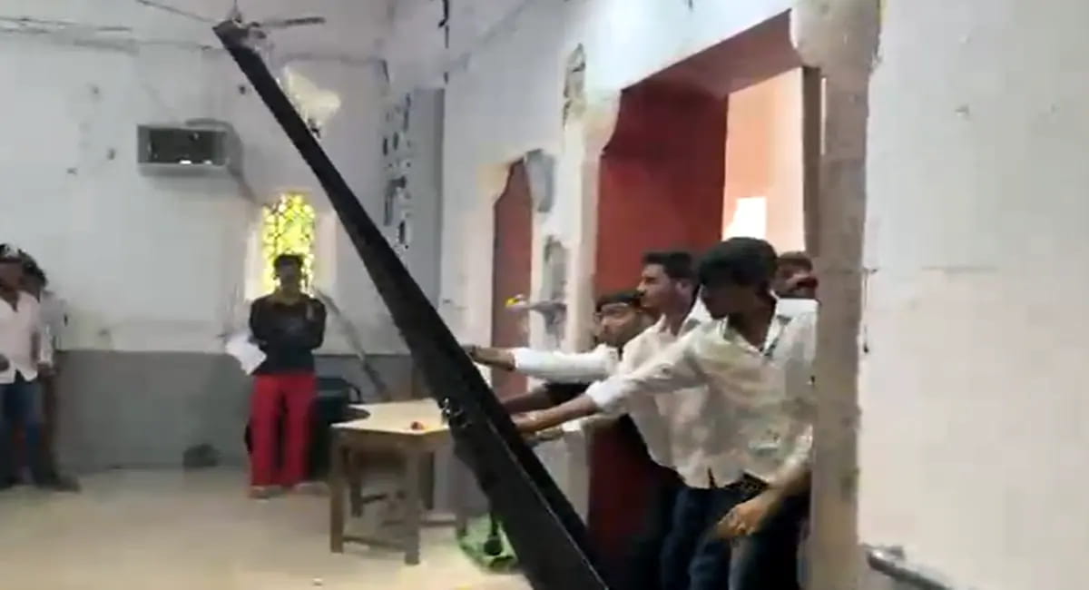 गेट तोड़ने के मामले में 10 छात्रों पर FIR,