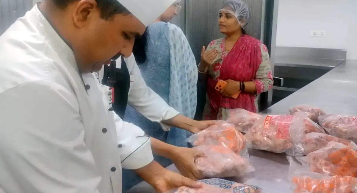 सयाजी में खाना खाया जी...! होटल के किचन में वेज-नॉनवेज साथ,चूहे-कॉकरोच का डेरा