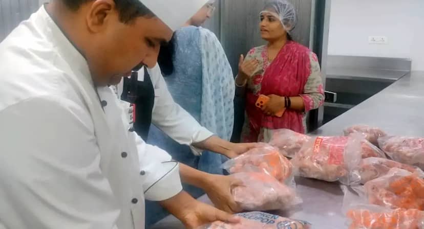 सयाजी में खाना खाया जी...! होटल के किचन में वेज-नॉनवेज साथ,चूहे-कॉकरोच का डेरा