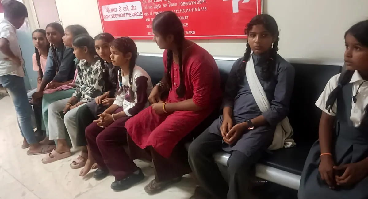मिड-डे मील खाते ही 30 बच्चों की तबीयत बिगड़ी, सांवेर के स्कूल में हड़कंप