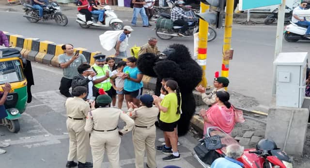 इंदौर में गोरिल्ला ने संभाली ट्रैफिक की कमान:इशारों में सिखाए यातायात के नियम