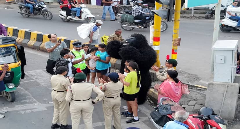 इंदौर में गोरिल्ला ने संभाली ट्रैफिक की कमान:इशारों में सिखाए यातायात के नियम