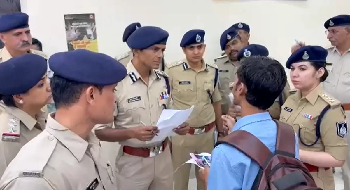 तीन सवारी की कार्रवाई बनी विवाद की वजह:छात्रों ने पुलिस पर लगाए मारपीट और वसूली के आरोप