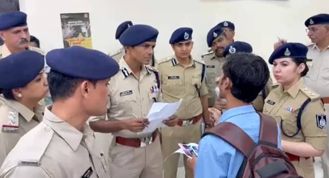 तीन सवारी की कार्रवाई बनी विवाद की वजह:छात्रों ने पुलिस पर लगाए मारपीट और वसूली के आरोप