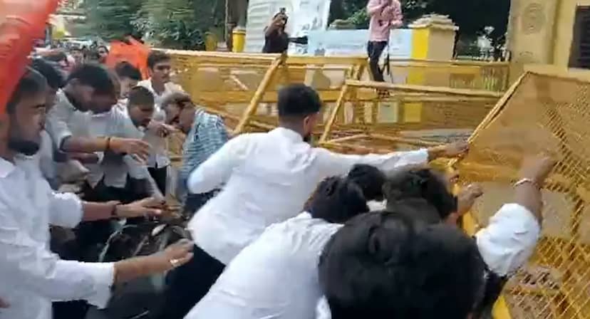 बैरिकेड तोड़ कलेक्टर कार्यालय में घुसे ABVP कार्यकर्ता, गेट पर जमकर नारेबाजी